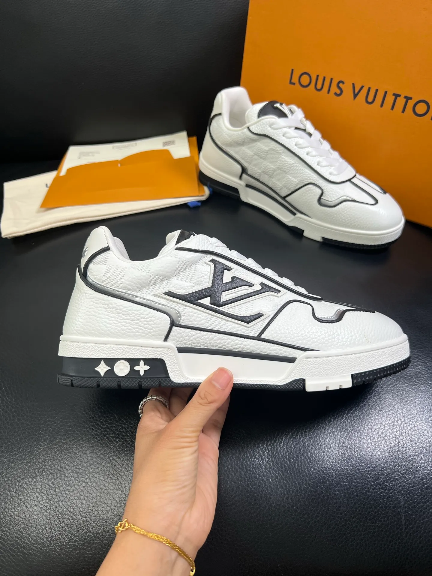 Men's shoes💰840 Lv 🔍Top purchasing agent🇮🇹 Louis Vuitton, the sports sneaker counter is synchronized, the uppers are imported from Italy, high-quality splicing colorful and complex crafts, the imported mesh padding is soft and comfortable, soles: original soles specially provided by the original factory, T men's men's shoes 💰U exclusive movable molded soles are super comfortable, original factory and single goods, 🔍🔍high quality, you can enter and leave the counter at will, welcome to compare, code number 39-44 (customized 38 45) 85878